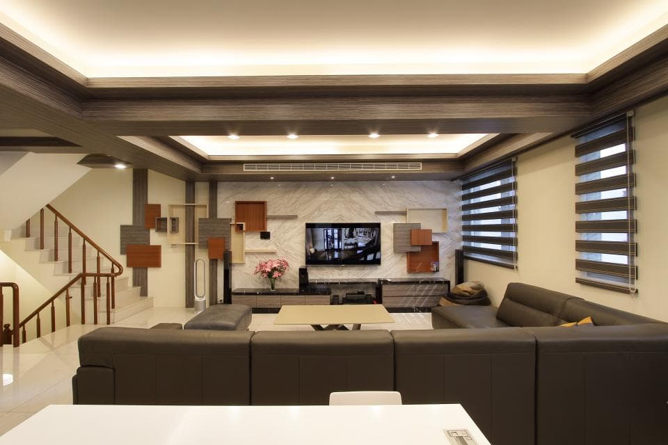 這張「客廳」的照片是一個現代化的客廳,有沙發、電視、和一個木質的架子,旁邊還有樓梯。