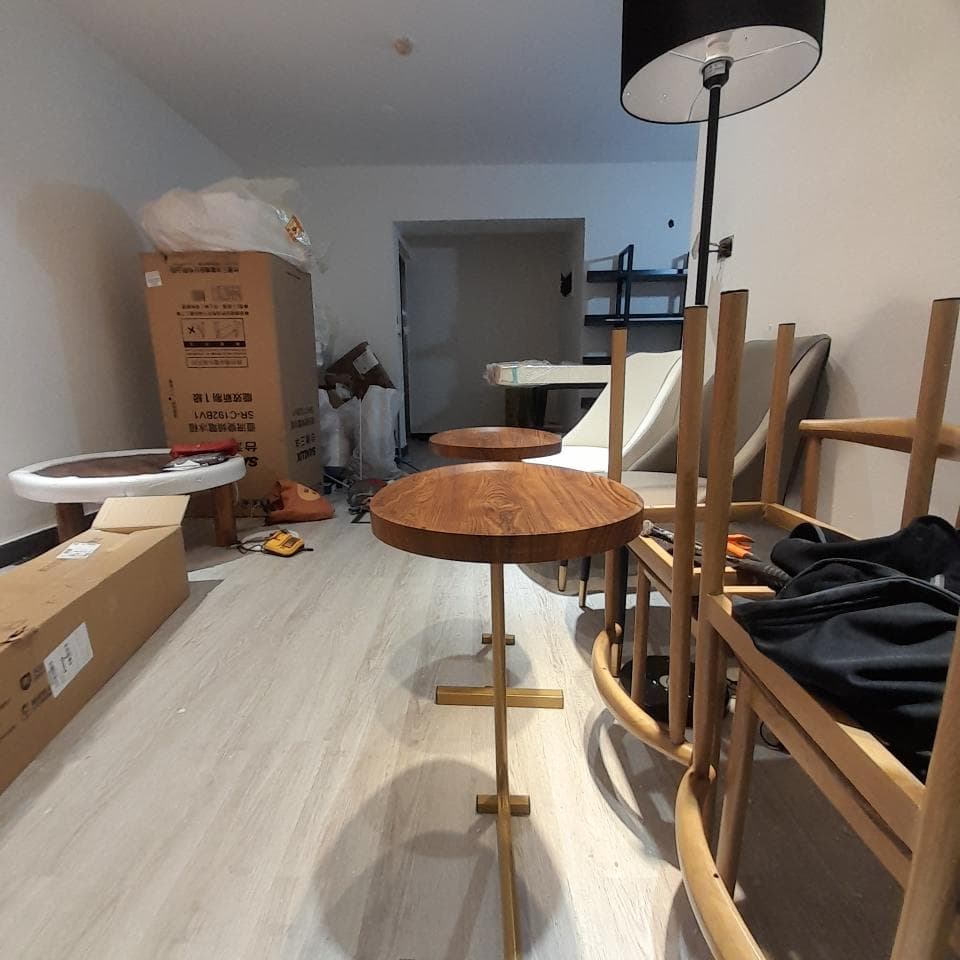 1) 照片顯示一個室內空間,空間裡有三個圓桌,一個落地燈,以及一些家具