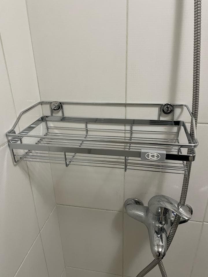 1) 照片顯示一個浴室中附有毛巾架的淋浴間