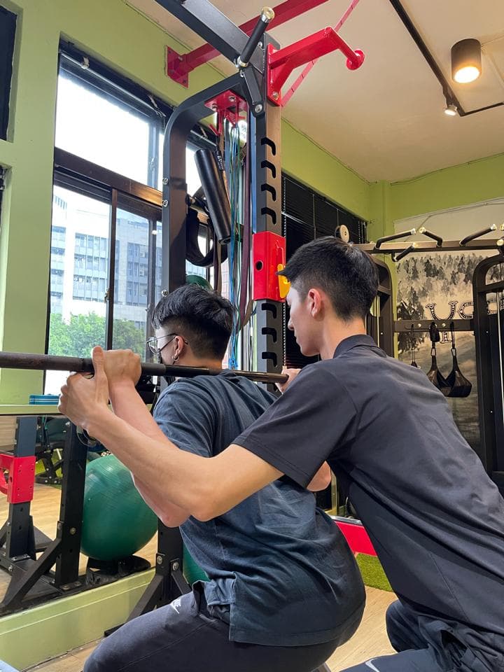 這是一張健身的照片。健身可以增強體能,改善心血管健康和減肥。想找健身教練,請到PRO360。