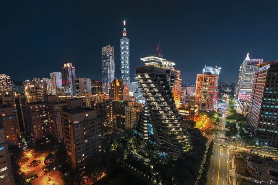 這張照片是一張夜間的城市景觀照片,照片中最重要的部分是右邊的摩天大樓,它有著獨特的建築設計,在燈光的照耀下,顯得格外醒目。