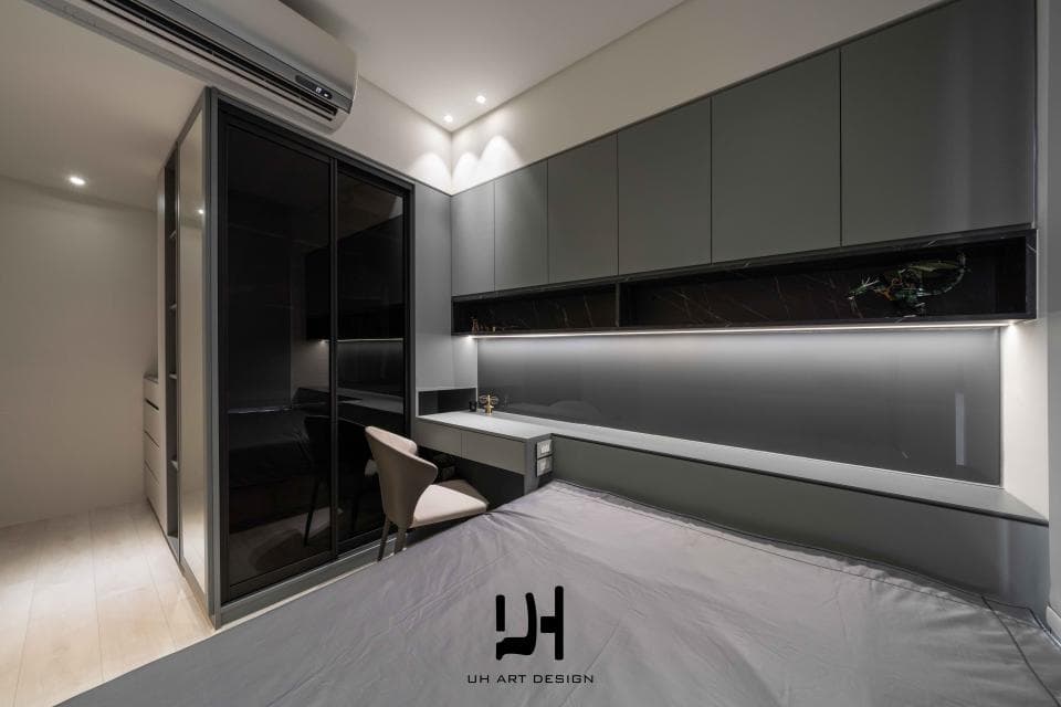 1) 照片顯示了一個現代臥室,房間有灰色櫃子,床上鋪著灰色床單,房間裡有一個鏡面衣櫃