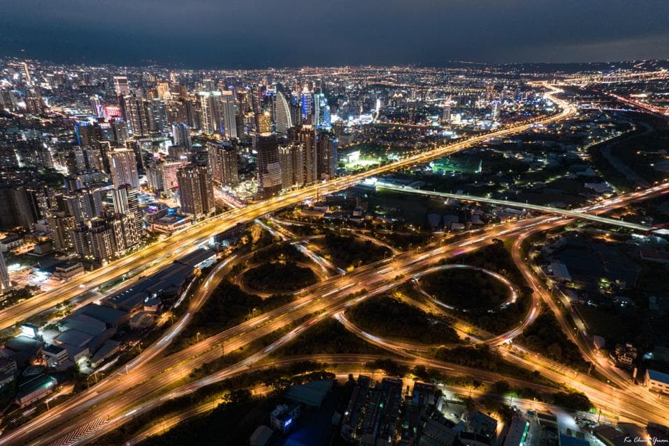 這張「城市夜景」的照片是一座繁華的都市,高樓大廈林立,道路縱橫交錯,燈火輝煌,呈現出繁華的景象。