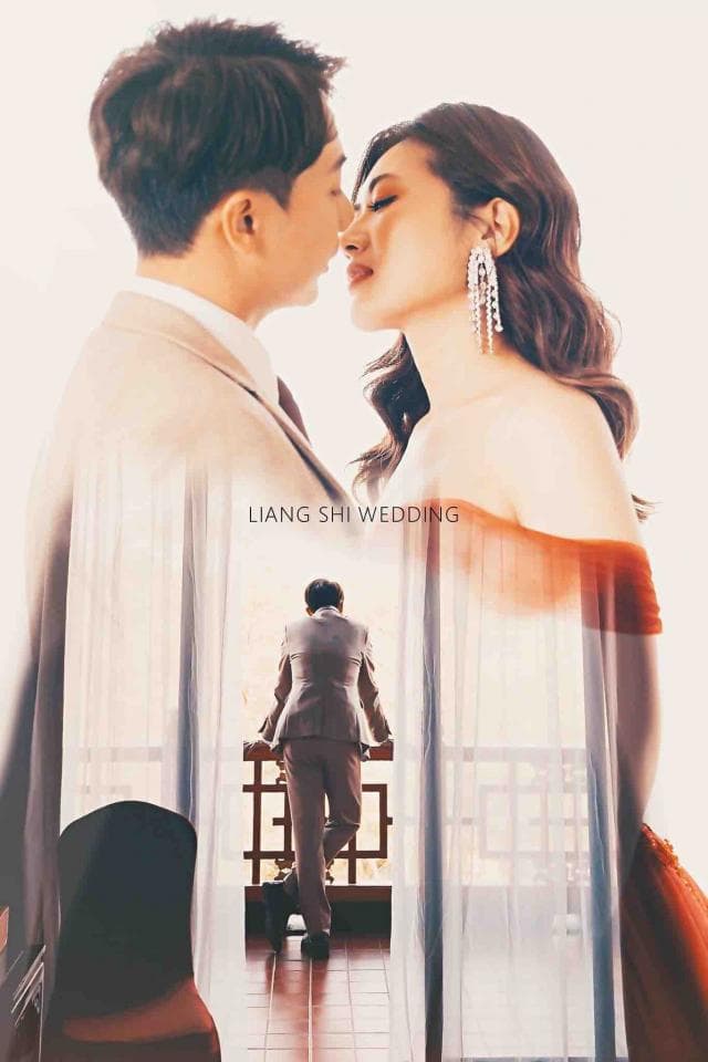 這張照片是一對新人婚禮的婚紗照,照片中新郎新娘互相深情凝視,眼神充滿愛意。