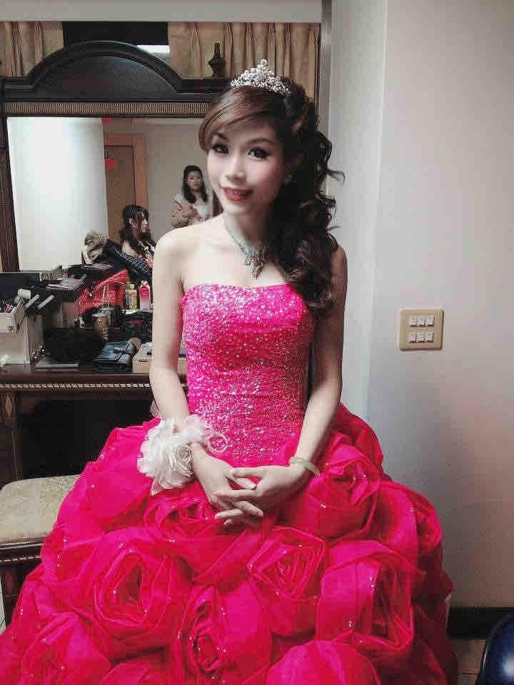 這張照片是一個穿著粉紅色蓬蓬裙的女孩。她戴著皇冠,看起來像個公主。