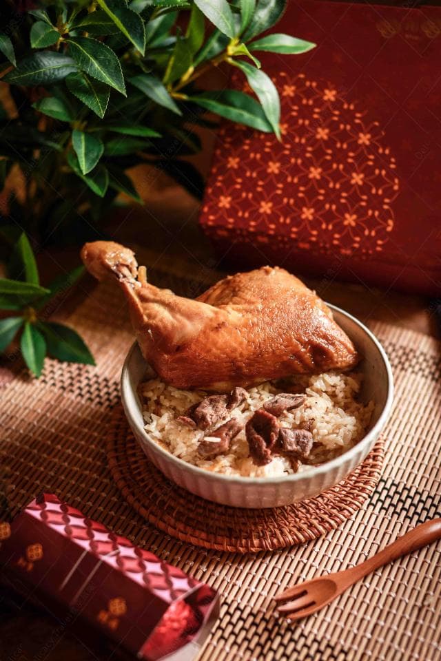 這張照片是一碗雞腿飯,雞腿看起來十分香脆可口,配上白飯和一些肉塊,讓人食指大動。