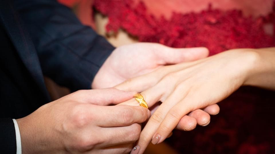 這張「婚禮」的照片是一對新人正在交換戒指,他們看起來非常幸福。