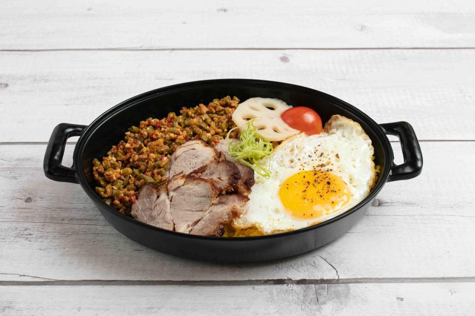 這張「煎蛋、肉片、飯」的照片是一盤美味的炒飯,上面放了一顆煎蛋、幾片肉片和一些配菜。