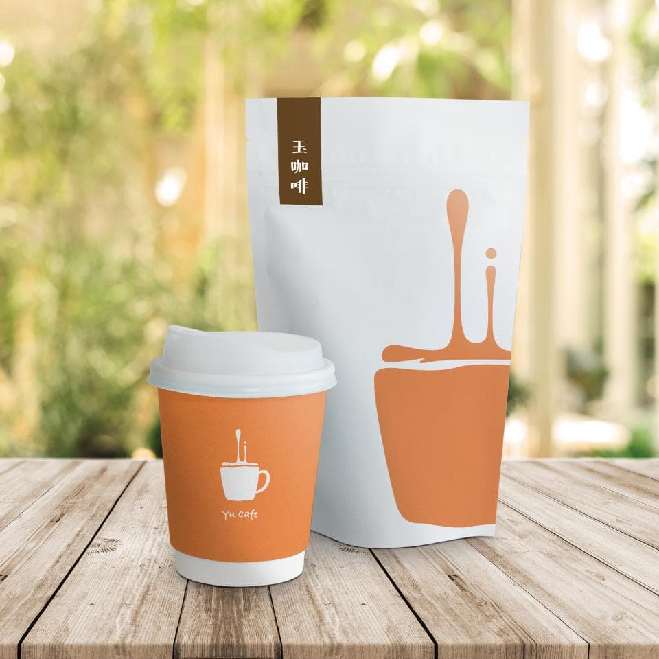 這張照片是一杯咖啡,上面印著一個咖啡杯的圖案。咖啡杯的旁邊是一個咖啡包裝,上面印著咖啡滴落的圖案。這是一個很常見的咖啡品牌宣傳圖案。