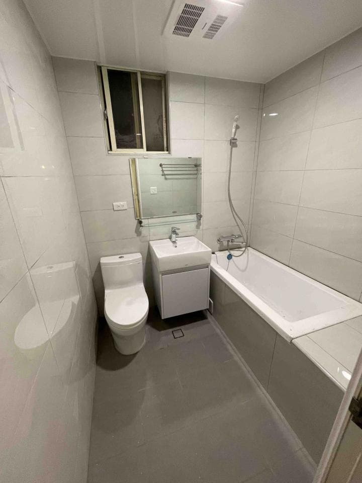 這張照片是一個現代化的浴室,主要重點是浴缸,它位於照片的右邊,看起來很乾淨,是一個放鬆身心的好地方。