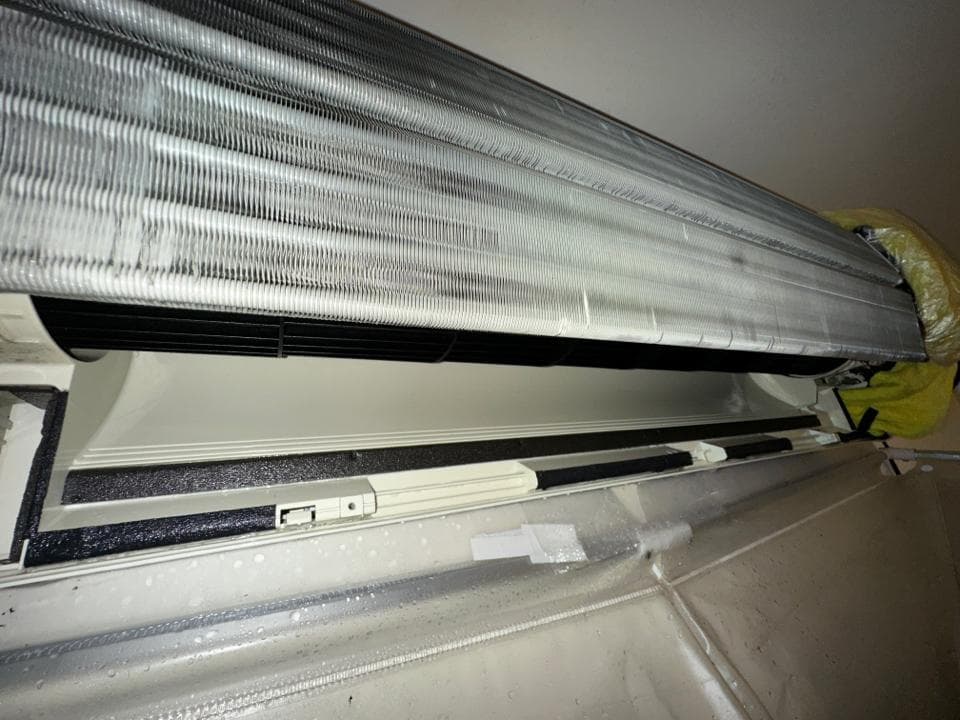 1) 照片顯示一個空調機組的內部,可以看到空調機組的葉片和鰭片