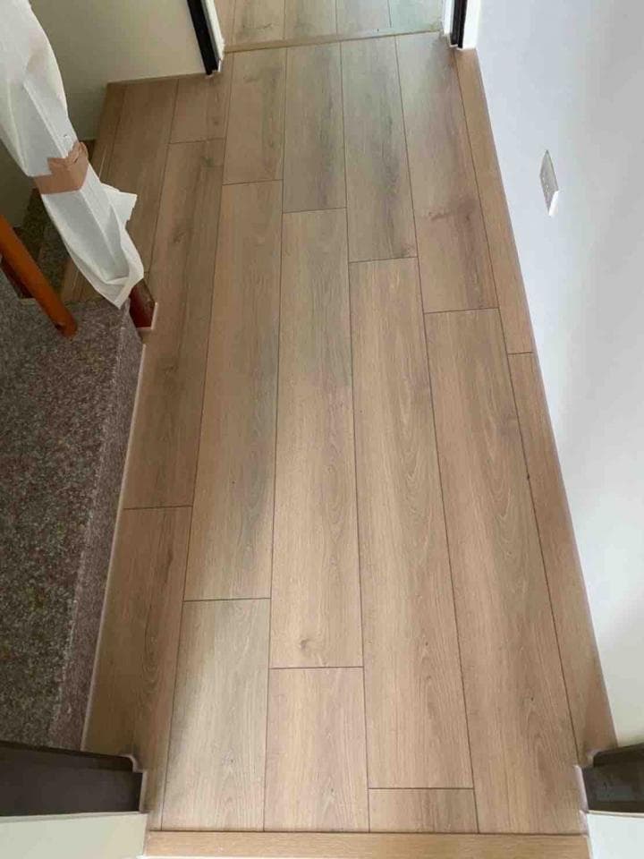 1) 照片顯示一個木質地板,地板是淺棕色,可以看見木頭紋理