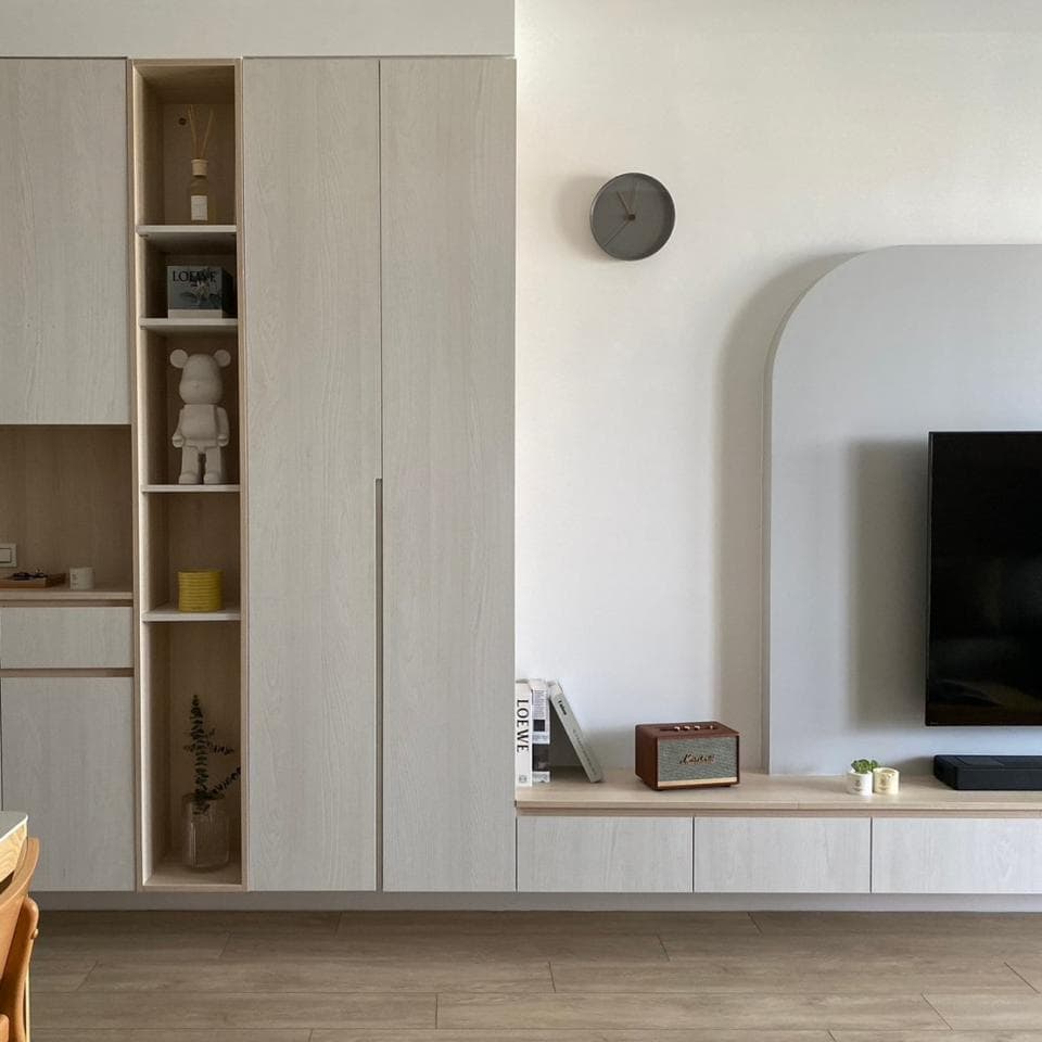 這張照片是一間裝潢精緻的客廳,最引人注目的地方是牆壁上的壁爐設計,看起來非常現代簡約,充滿設計感。