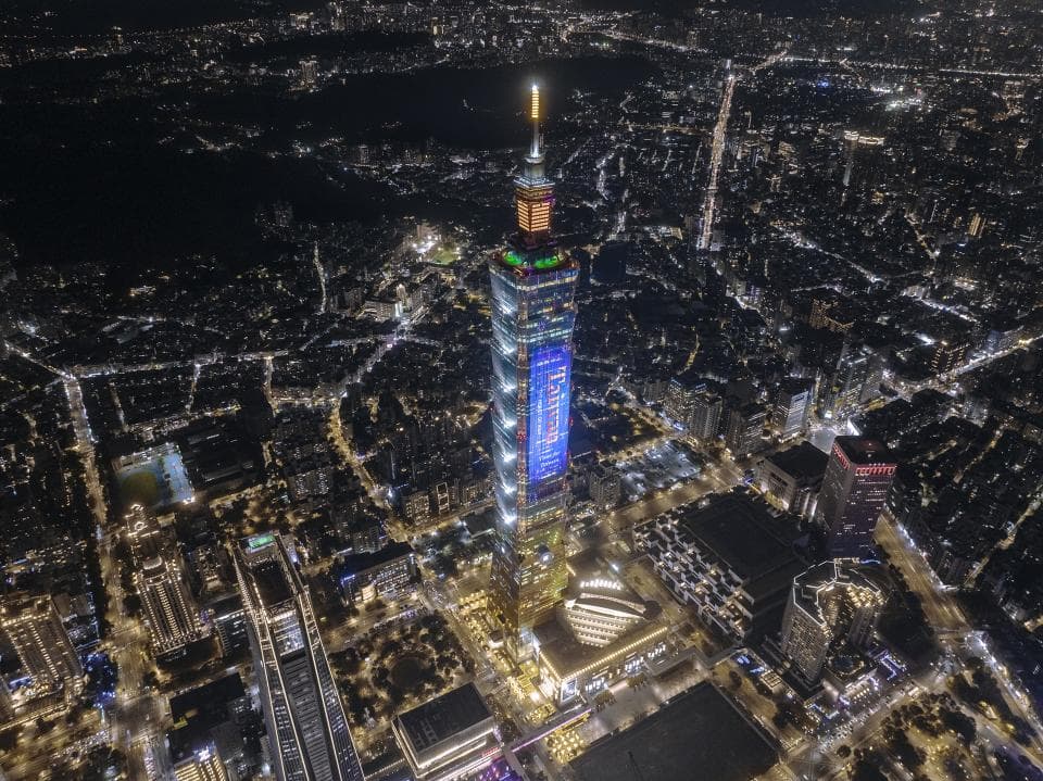 這張「臺北101」的照片是夜晚的臺北市景觀,照片中可以看到臺北101大樓被燈光照亮,四周則是一片燈火輝煌的城市夜景。