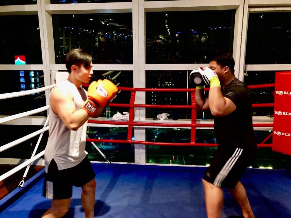 這是一張拳擊的照片。拳擊可以增強心肺功能,改善體能,提升協調性和反應能力。想學習拳擊?快上 PRO360 找教練吧!