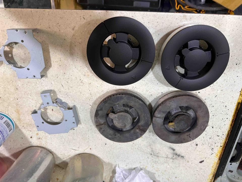 這張照片是兩個黑色的瓦斯爐爐頭,看起來像是全新的,它們設計精緻,看起來很漂亮。