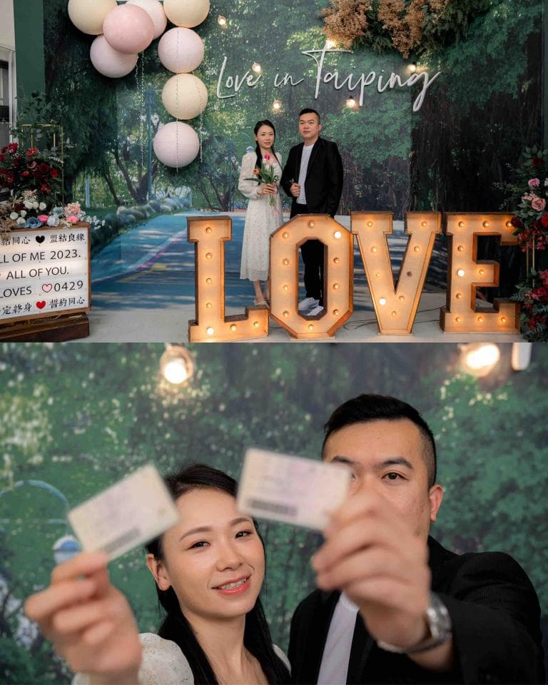 這張照片是一對情侶在婚禮上交換戒指,他們在一個佈置著愛情主題的場景,背景有 LOVE 字樣的燈飾,讓人感到甜蜜和浪漫。