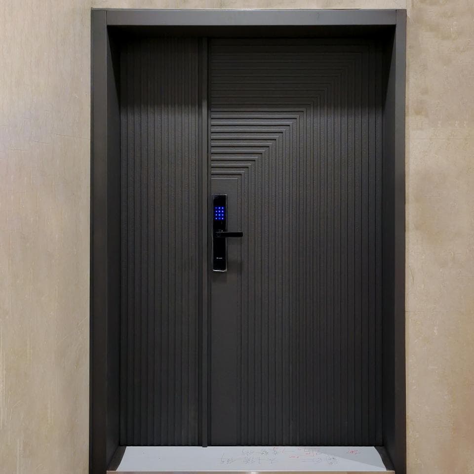 這張照片是一個現代化的門。門上有一個電子鎖和一個簡單的門把,門的表面有垂直的條紋,讓門看起來更時尚。