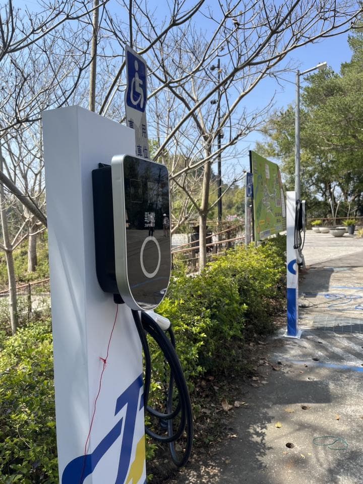 1) 照片顯示了兩個充電樁,它們安裝在電線桿上,並附有充電線