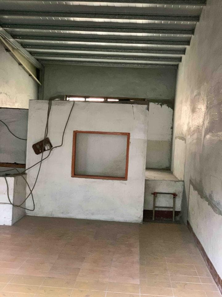 1) 這是一張空房間的照片,房間裡有一扇窗戶,牆壁上有一些電線,房間的地板是瓷磚