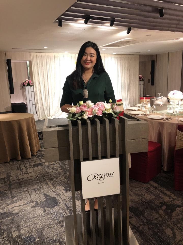 這張照片是「麗晶酒店」的講臺,上面放著鮮花,講臺的設計很優雅,還印有酒店的標誌。