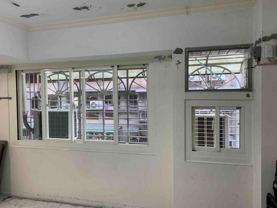 1) 這張照片顯示一個房間的內部,牆壁是白色的,上面有幾扇窗戶