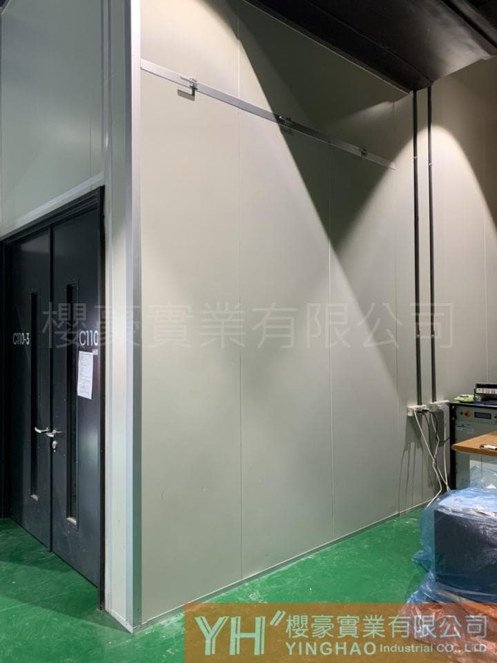 1) 照片顯示一間有白色牆壁和灰門的房間