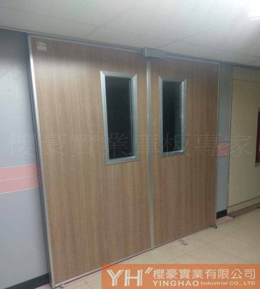 1) 照片中展示了一扇木質門,門上裝有兩個透明玻璃窗,門的顏色為淺棕色,門框為銀灰色