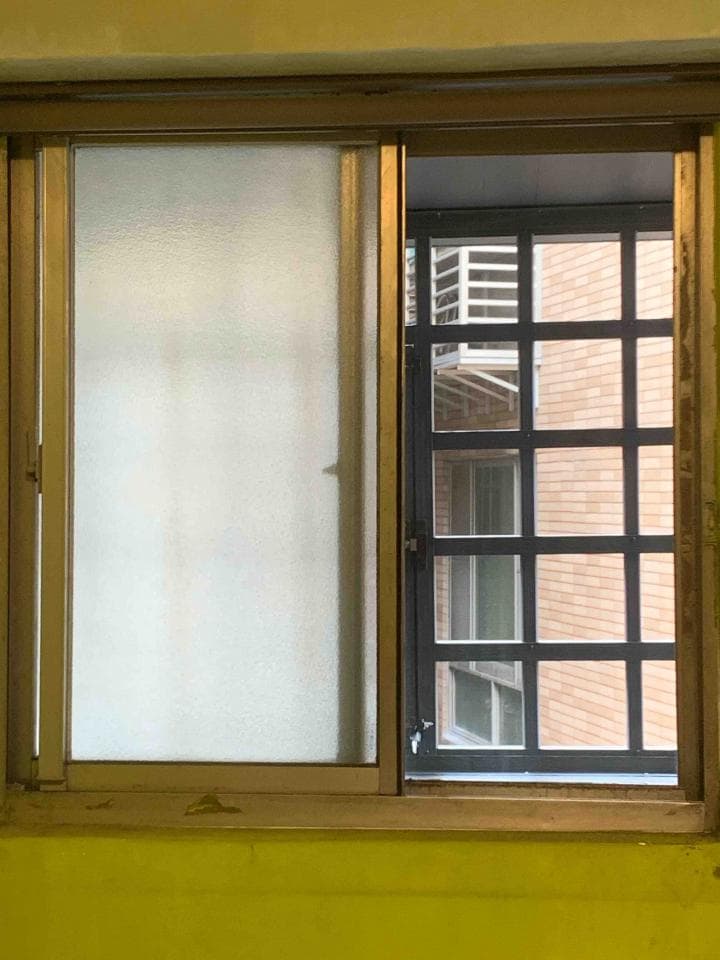 1) 這張照片顯示一個由兩部分組成的窗戶,左邊是磨砂玻璃,右邊是帶有鐵欄杆的窗戶