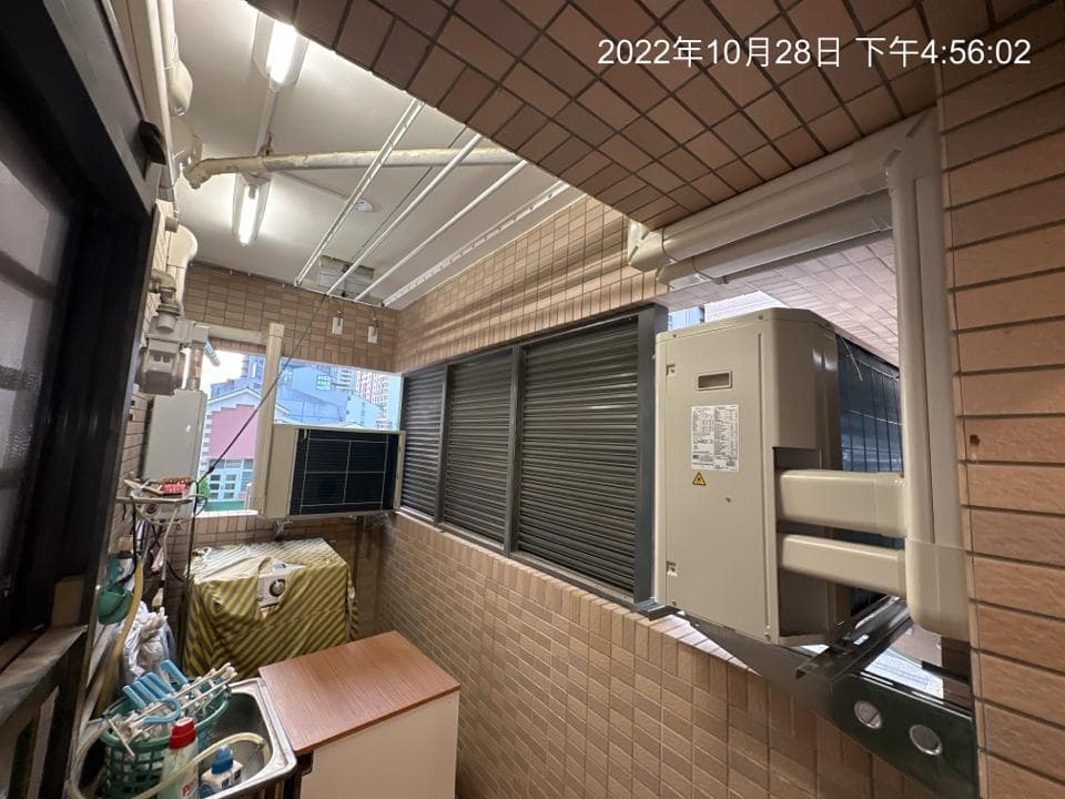 1. 這張照片顯示一個陽台,陽台有磚牆,牆上裝有窗戶和窗戶