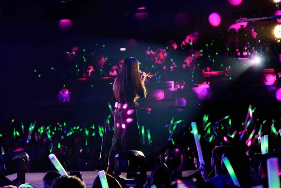 1) 照片顯示一位女歌手在演唱會上唱歌