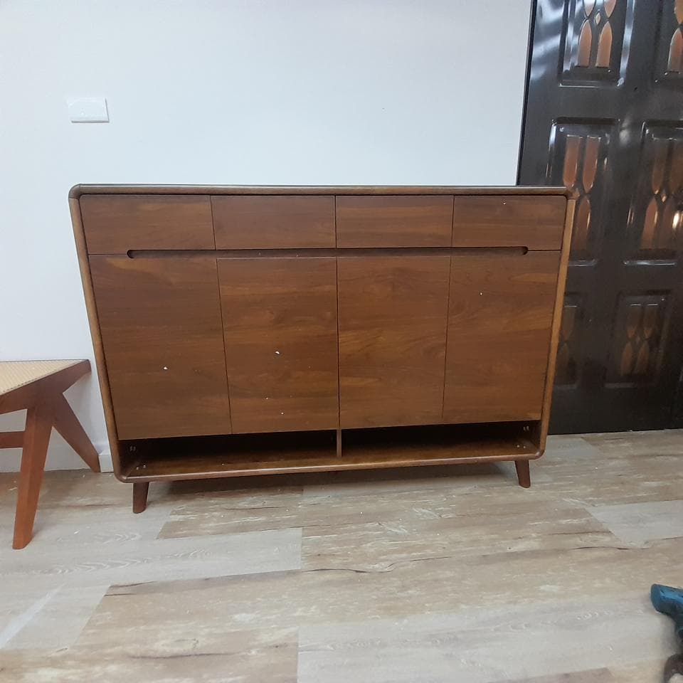 1) 這是一張木質鞋櫃的照片