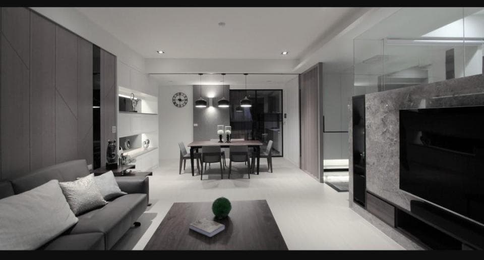 這張「客廳」的照片是一個現代化的室內空間,有沙發、電視、餐桌和燈飾。