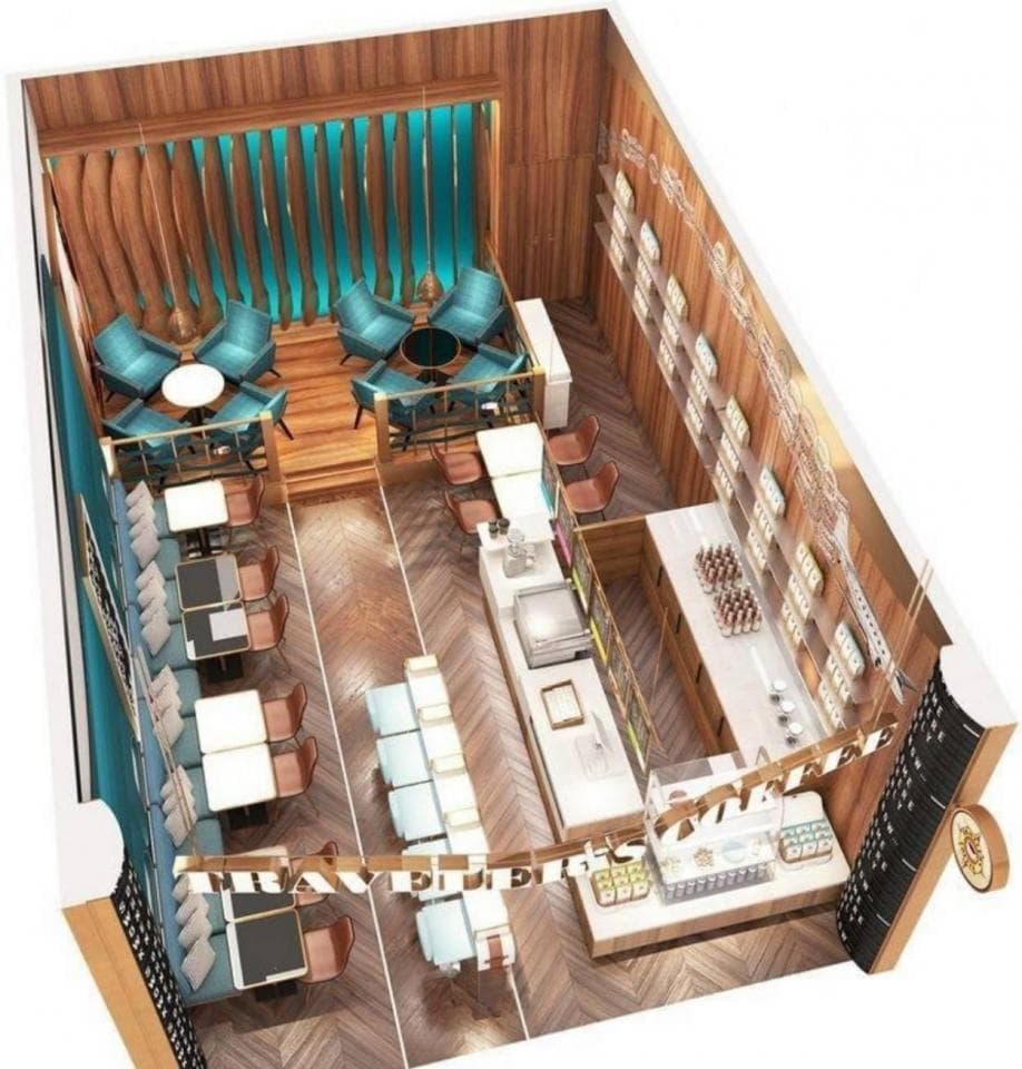 這張咖啡廳的照片是一個木製裝潢的空間,中間有許多桌子和椅子,旁邊是商品展示櫃,以及一個收銀臺。