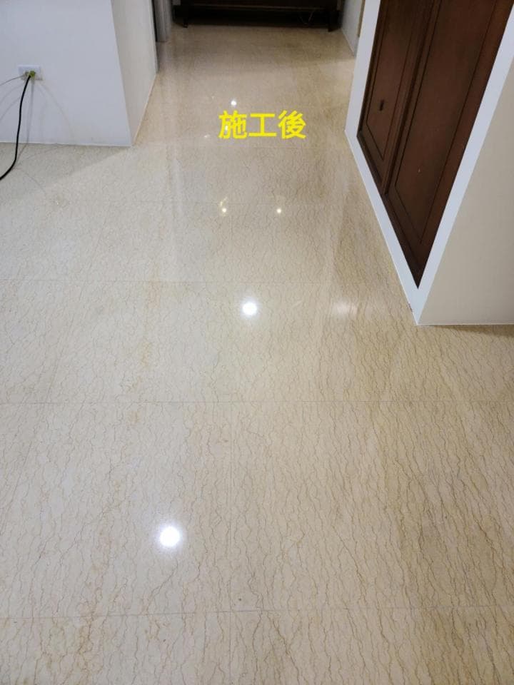 這張照片是一個大理石地板,地板很乾淨,光滑,而且非常亮。地板上有三個光點,顯示出地板的乾淨程度。