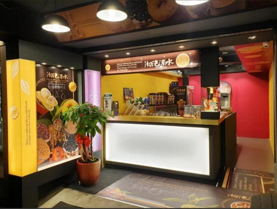 這張照片是一個商店的內部,最重要的是店內的櫃檯,它由黑色和白色組成,非常簡潔,櫃檯上有白色燈光,看起來很明亮。