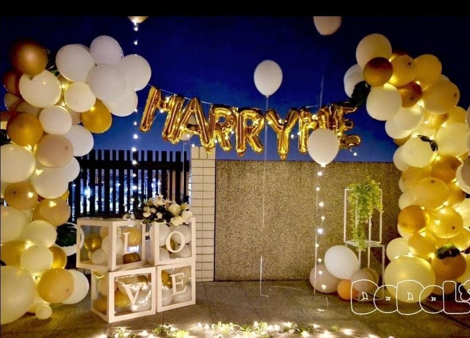 這張照片是一個求婚佈置,最重要的是用氣球拼成的Marry Me字樣,氣球是金色和白色,非常浪漫。