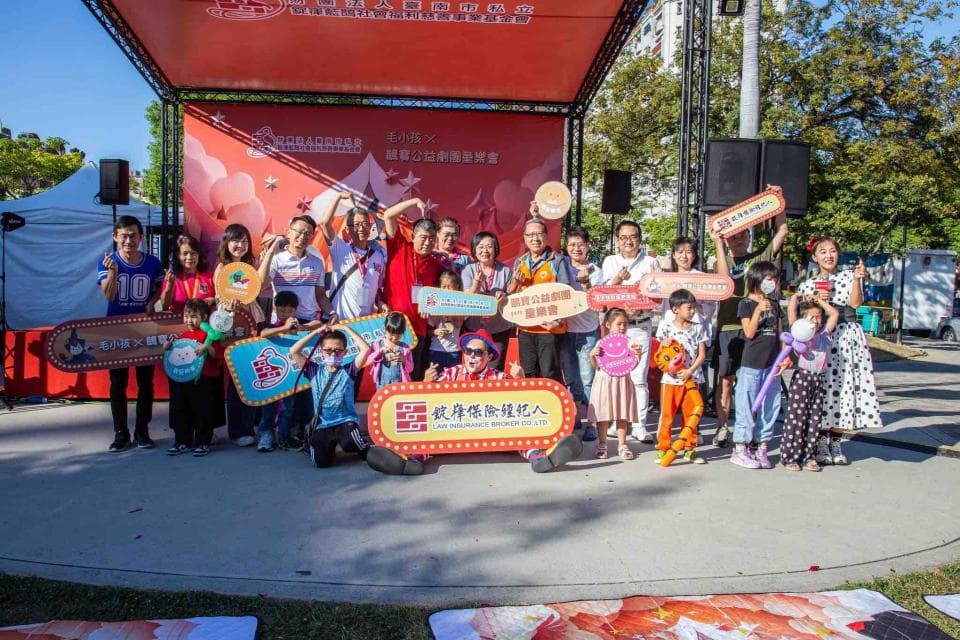 這張照片是一個健身房,照片中的人正在使用一個重物滑板做運動。