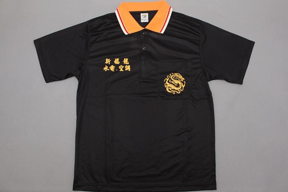 這張「黑色短袖Polo衫」的照片是,正面印有金色龍圖案,領口是橘色的,並繡有「許誌良 水電工程」字樣。