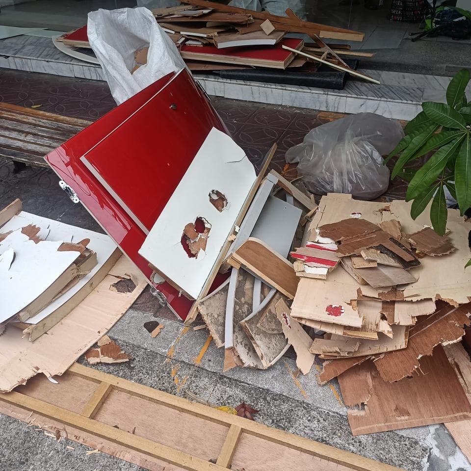 1. 照片顯示一堆木板,其中一塊是紅色且有缺口