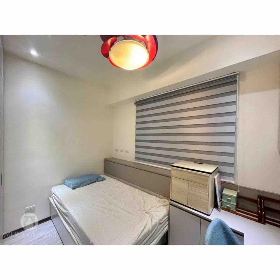 1) 照片顯示一個現代簡約風格的臥室,臥室裡有床、床頭櫃、窗簾、天花板燈