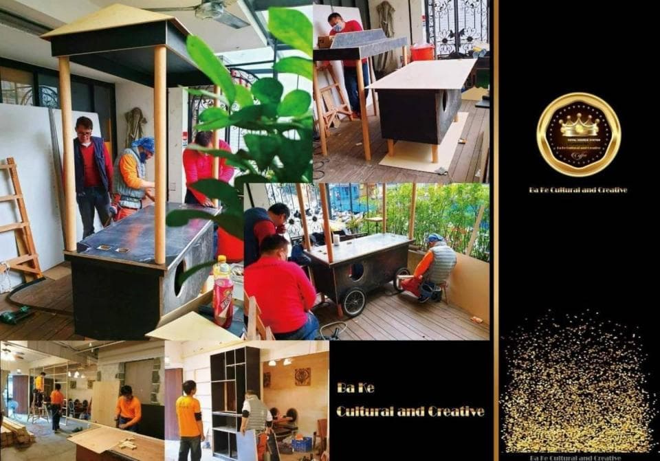 這張「多個木工製作場景」的照片是展示了三個不同階段的木製攤位製作過程,包括組裝、上漆和裝飾。