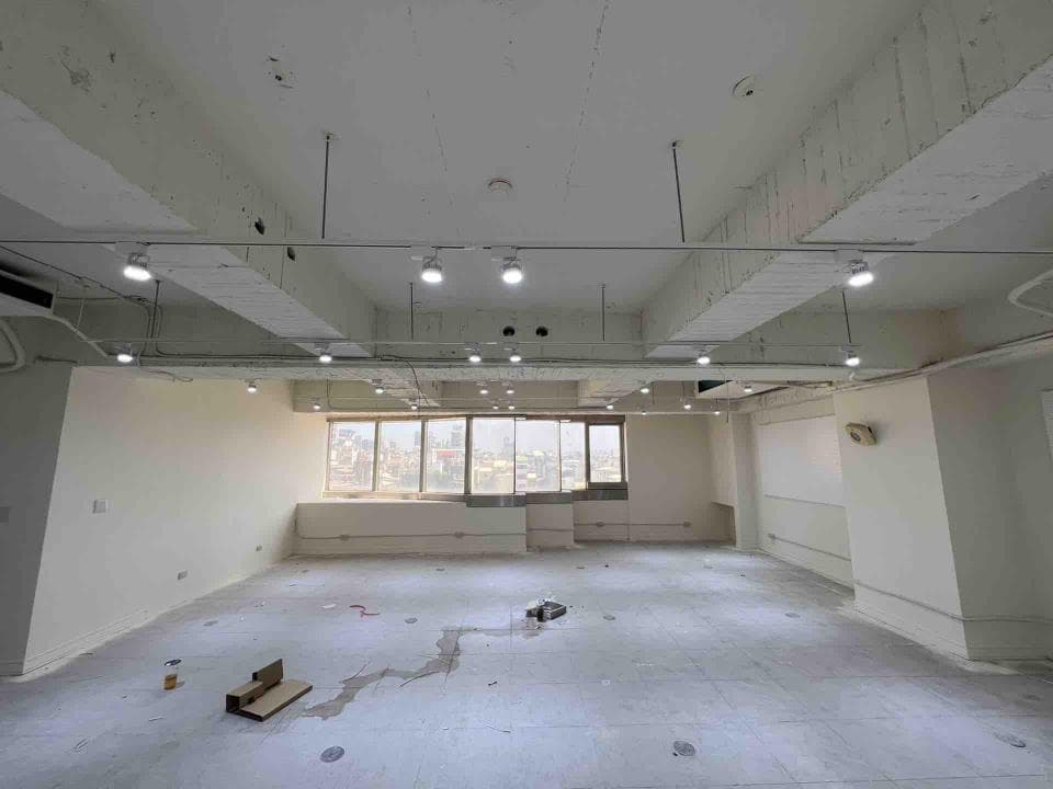 1) 照片顯示一個空的房間,房間裡有白色牆壁和天花板