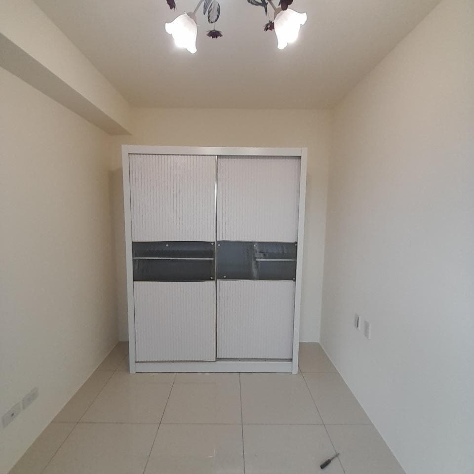 這張照片是一個房間,房間裡有一個白色雙門衣櫃。