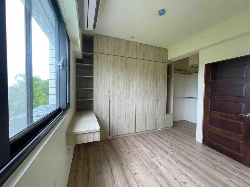 1) 照片展示了一個帶有木質地板、衣櫃和窗戶的現代臥室