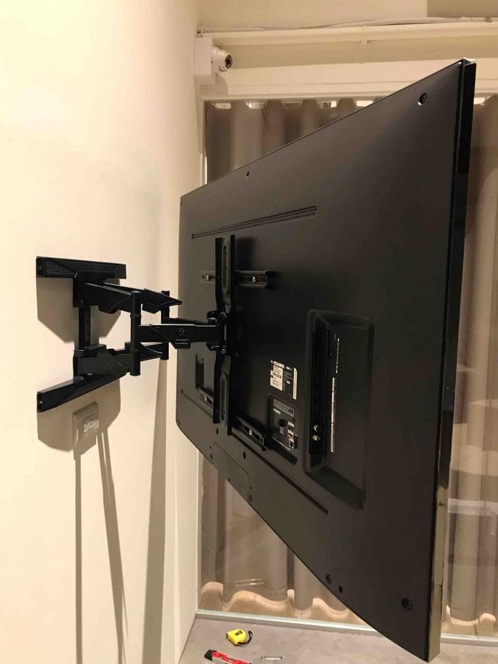 這張照片是一個電視機牆壁架,它可以讓電視機旋轉和傾斜。