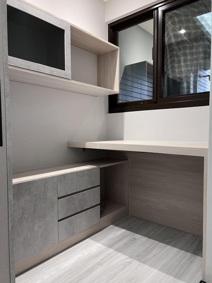 這張照片是一個簡約的書房,最重要的是牆上的層架和底下的櫃子,它們都是用仿石紋的材質製成,非常有質感。