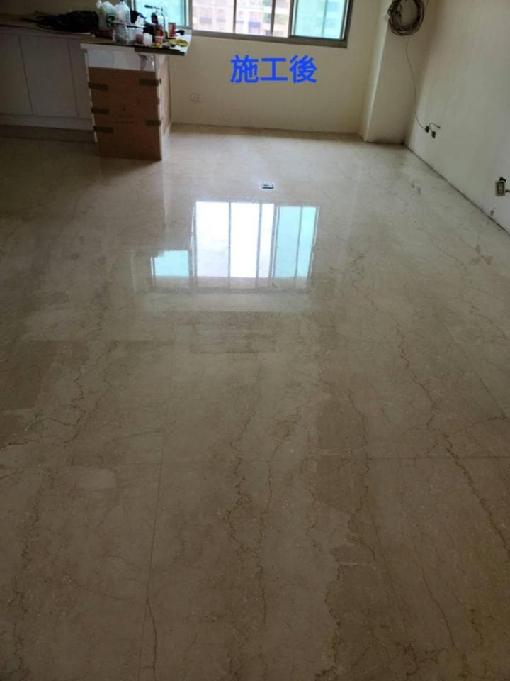 1) 照片顯示一個裝修完成的房間,地板是淺色的拋光石材