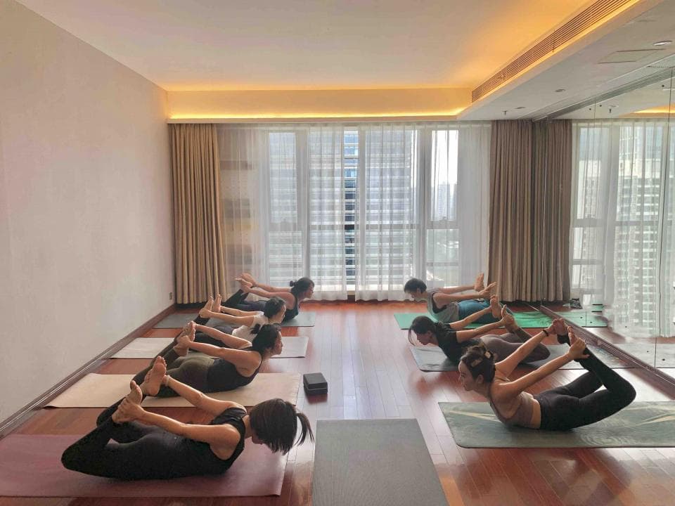 這張圖片是關於瑜伽的。瑜伽可以增強柔軟度、平衡和力量。想學習瑜伽?快到 PRO360 找一位教練吧!