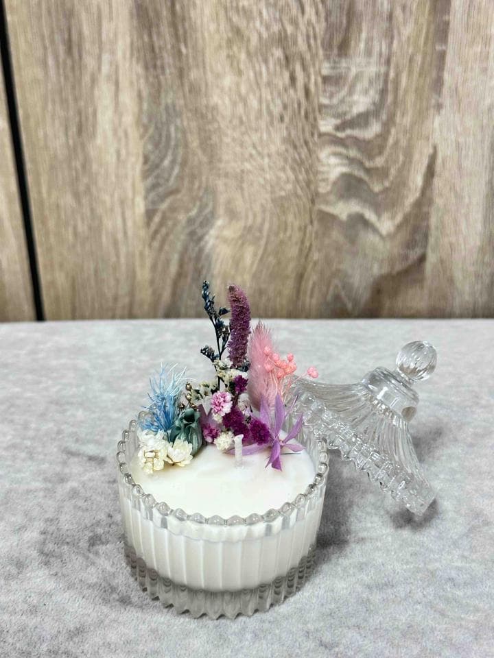 1) 照片顯示一個裝在玻璃容器裡的蠟燭,容器上有一個透明的蓋子